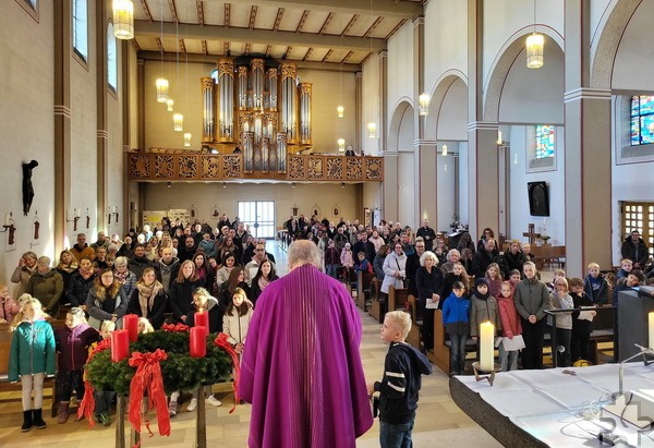 Vor Eröffnung des Mechernicher „Hüttenzaubers“ im Johanneshaus feierte Pfarrer und GdG-Leiter Erik Pühringer in einer proppenvoll besetzten Pfarrkirche St. Johannes Baptist eine Familienmesse zum ersten Advent. Foto: Manfred Lang/pp/Agentur ProfiPress