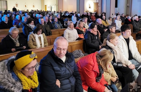 Orchester und Publikum spielten und sangen gemeinsam „Leise rieselt der Schnee“, „Macht hoch die Tür“, „Alle Jahre wieder“ und schließlich „O Du Fröhliche“. Foto: Manfred Lang/pp/Agentur ProfiPress