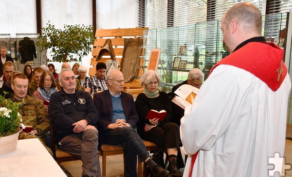 Stimmten zusammen „Tochter Zion“ an, ein Adventslied auf das himmlische Jerusalem, dass einst von den Nazis aus allen Weihnachtsliedersammlungen verbannt wurde. In der ersten Reihe von links der stellvertretende Standortälteste der Bundeswehr, Oberstleutnant Thomas Gorzelitz, Bergbaumuseumsleiter Günter Nießen, Mechernichs erster Bürger Dr. Hans-Peter Schick und die evangelische Pastorin Susanne Salentin. Foto: Manfred Lang/pp/Agentur ProfiPress