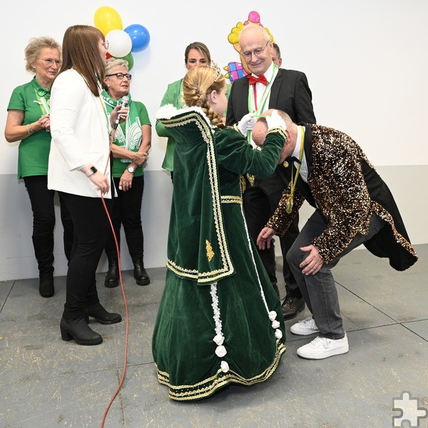 Orden gab´s auch von Kinderprinzessin Julia von Schwerfen (8) für Bürgermeister Dr. Hans-Peter Schick und Stadtkämmerer sowie Mechernich-Stiftungsvorsitzenden Ralf Claßen. Foto: Henri Grüger/pp/Agentur ProfiPress