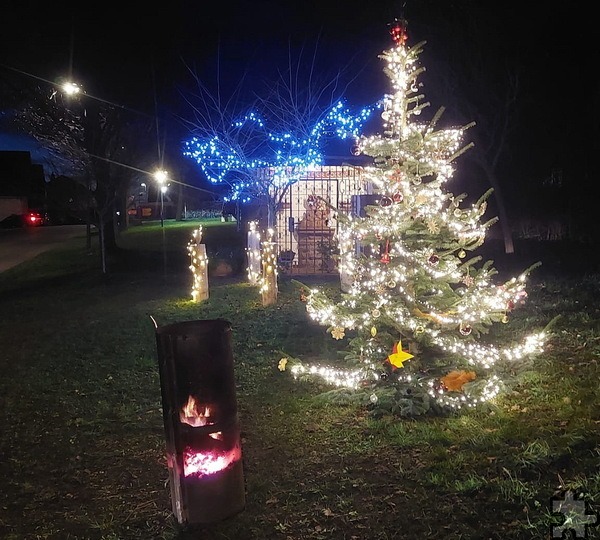 Eine ebenfalls mit Lichterketten und Baumschmuck behangene Fichte, die die Kaller Firma Geschwind gestiftet hat, ziert jetzt den Platz für die nächsten vorweihnachtlichen Wochen. Foto: Robert Ohlerth/pp/Agentur ProfiPress