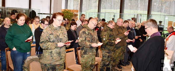 Wegen baulicher Auflagen fand der traditionelle Barbaragottesdienst zum wiederholten Male nicht in der Untertageanlage der Bundeswehr (UTA) statt, sondern in der großen Ausstellungshalle des Mechernicher Bergbaumuseums. Foto: Manfred Lang/pp/Agentur ProfiPress