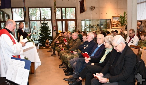 Mit den Militärpfarrern Lars Spohr und Uwe Rieske (v.l.) feierte eine ansehnliche Barbara-Festtagsgemeinde Gottesdienst im Mechernicher Bergwerksmuseum, in der ersten Reihe (v.r.) die evangelische Pfarrerin von Roggendorf, Susanne Salentin, Mechernichs Bürgermeister Dr. Hans-Peter Schick, Bergbaumuseumsleiter Günter Nießen und der stellvertretende Standortälteste der Bundeswehr, Oberstleutnant Thomas Gorzelitz. Foto: Manfred Lang/pp/Agentur ProfiPress