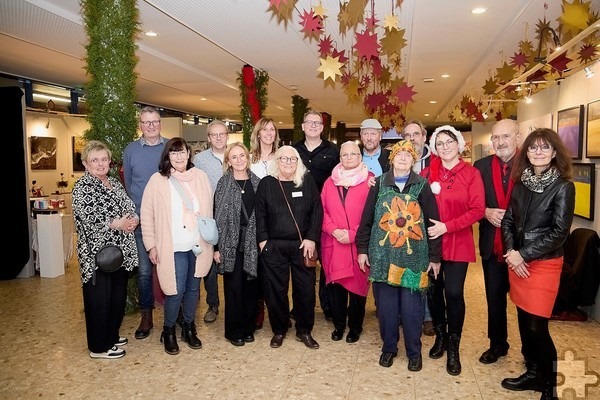 An der 45. Kunstausstellung einheimischer Kreativer im Mechernicher Gymnasium Am Turmhof beteiligten sich insgesamt 18 Künstlerinnen und Künstler (hier nicht alle auf dem Bild). Foto: Stephan Everling/pp/Agentur ProfiPress