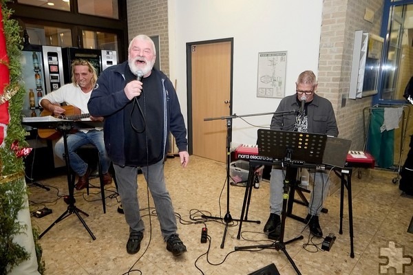 „Acoustic Legends“, ein Trio um den Sänger Jojo Joisten, sorgte mit Coverversionen von bekannten Popsongs für die musikalische Gestaltung der Vernissage.  Foto: Stephan Everling/pp/Agentur ProfiPress