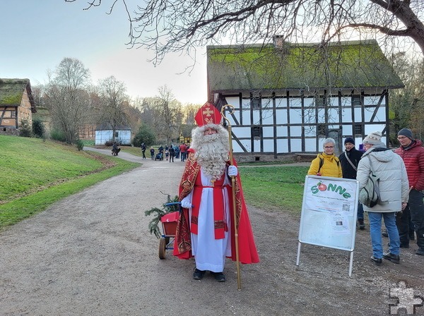 Es wurde nicht nur verkauft, gegessen und getrunken, es gab auch Akkordeonmusik zum Mitsingen, ein Duo und ein Bläsersextett streiften durchs Museum und gaben Platzkonzerte, und der „hellije Mann“ Sankt Nikolaus wurde ebenfalls im hocheigenen Bischofsgewand auf seinem Wanderweg durch die Museumsdörfer gesichtet. Foto: Manfred Lang/pp/Agentur ProfiPress