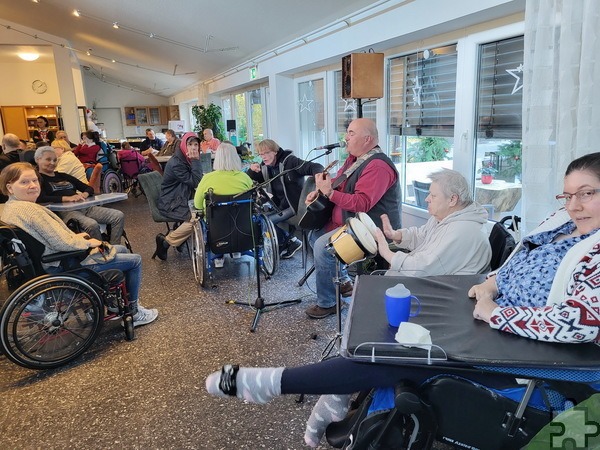 In der Cafeteria der Langzeitpflege Communio in Christo machten es sich am ersten Adventssamstag Bewohner und Angehörige gemütlich. Es gab gute Unterhaltung und kulinarische Köstlichkeiten. Foto: Manfred Lang/pp/Agentur ProfiPress