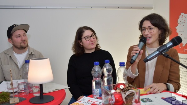 Referentinnen waren Dr. Anna Gvelesiani (m.), die an der berühmten Pariser Universität Sorbonne über Meinungsfreiheit forscht, und Stella Wagener vom Rotkreuz-Landesverband Nordrhein, Sozialwissenschaftlerin und Referatsleiterin für Kinderrechte. Es moderierte Julius Esser aus Zülpich, freischaffender Künstler und Poetry Slammer. Foto: Manfred Lang/pp/Agentur ProfiPress