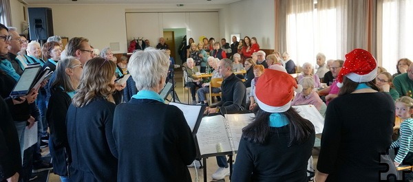 Die unter dem Namen „Kakus Vokale“ vereinigten Chöre des Mechernicher Feybachtales begeisterten das Publikum unter der Leitung ihres Dirigenten und Pianisten Uli Schneider. Foto: Carina Milz/pp/Agentur ProfiPress