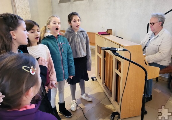 Mechernichs Kirchenmusiker und Chorleiter Erik Arndt trat mit seinem Kinderchor im Gottesdienst auf. Foto: Manfred Lang/pp/Agentur ProfiPress