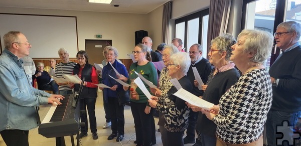 Der Kirchenchor St. Cäcilia Mechernich trat noch einmal unter seinem früheren Chorleiter, dem Kirchenmusiker Rainer Pütz, auf. Das Ensemble animierte seine Zuhörer zum Mitsingen bekannter Advents- und Weihnachtslieder. Foto: Manfred Lang/pp/Agentur ProfiPress