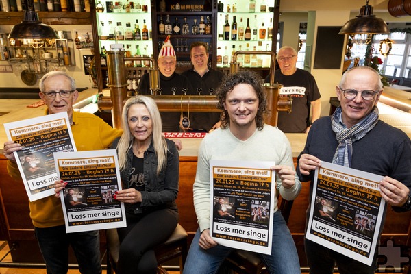 „Kommere, sing met!“ wieder im Stollen. Das freut Rolf Jaeck (vorne, v.l.), Manuela Holtmeier, Björn Schäfer und Ralf Claßen sowie Harald van Bonn (hinten v.l.), Michael Schepers und Michael Hartmann.  Foto: Ronald Larmann/pp/Agentur ProfiPress