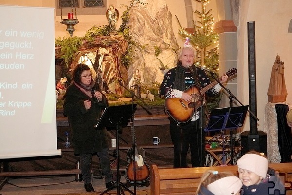 Agierten beim Mitsingkonzert des Mechernicher Kinderschutzbundes als Vorsinger: Theresia Komp und Jürgen Werner in der historischen Pfarrkirche Alt Johannes Baptist. Foto: Stephan Everling/pp/Agentur ProfiPress