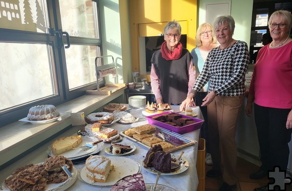 Als Kuchenverkäuferinnen betätigten sich Angelika Dörfler, Marianne Pütz, Marita Herschbach und Katharina Schumacher. Foto: Manfred Lang/pp/Agentur ProfiPress