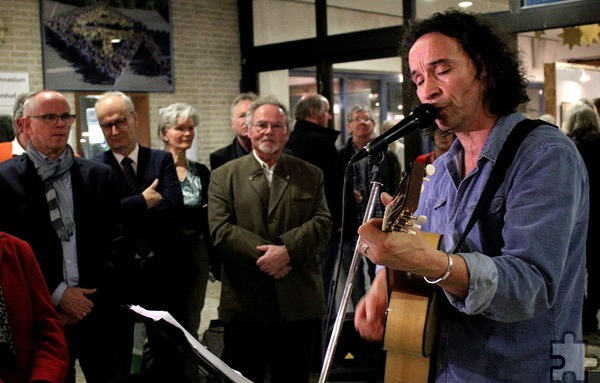 Bislang letzte Kunstausstellung im Foyer des GAT: Stephan Brings an der Gitarre, von links Dezernent Ralf Claßen und Bürgermeister Dr. Hans-Peter Schick. Archivfoto: pp/Agentur ProfiPress