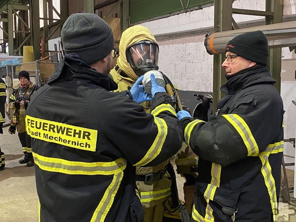 Der Löschzug 4 der Stadt Mechernich hielt kürzlich eine gemeinsame Übung ab, um optimal auf den Ernstfall vorbereitet zu sein. Abends fand er seinen gemütlichen Ausklang auf dem Eiserfeyer Wintermarkt. Foto: Privat/pp/Agentur ProfiPress