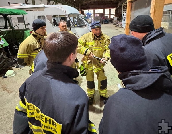 Auf dem Plan standen Theorie und Praxis zu im Ernstfall wichtigen Themen wie Türöffnungen, Brandmeldeanlagen und mehr. Foto: Privat/pp/Agentur ProfiPress