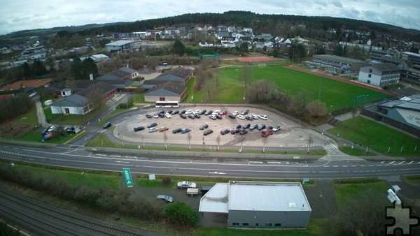 Die Mechernicher Feytalstraße (vorne) soll samt anliegendem Grundschulparkplatz im kommenden Jahr saniert werden. Luftbild: Henri Grüger/pp/Agentur ProfiPress