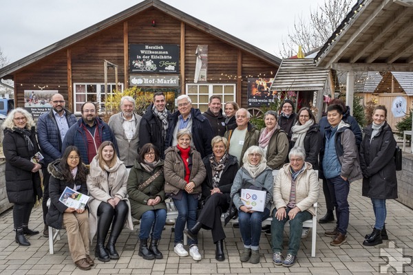 Eine interessierte Truppe kam zum MeetUp auf den Krewelshof Eifel: Dort berichteten Danielle (M.) und Theo Bieger (hinter ihr) über Entstehung und Philosophie der Erlebnisbauernhöfe. Foto: Ronald Larmann/pp/Agentur ProfiPress