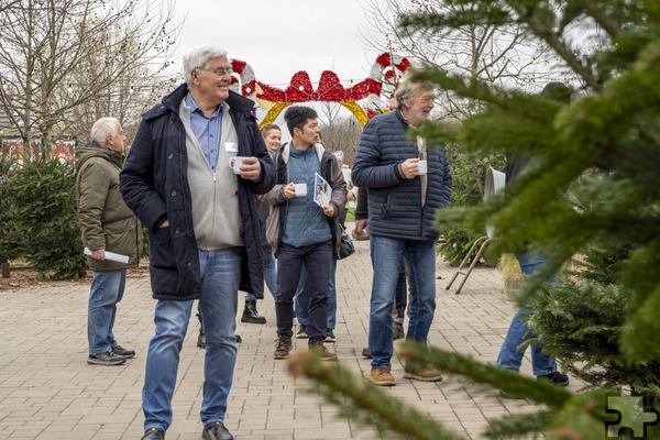 Mit einem Glühwein in der Hand ging es auf eine Führung über den weihnachtlich geschmückten Krewelshof. Foto: Ronald Larmann/pp/Agentur ProfiPress