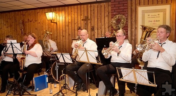 Der Musikverein Reifferscheid war für die musikalische Eröffnung der Kuxgewerken-Versammlung zuständig. Für den Abschluss der Veranstaltung sorgte wie schon seit vielen Jahren die Boischer Brass Band aus Alsdorf-Mariadorf, die eine langjährige Freundschaft mit dem Heimatverein verbindet. Foto: Stephan Everling/pp/Agentur ProfiPress