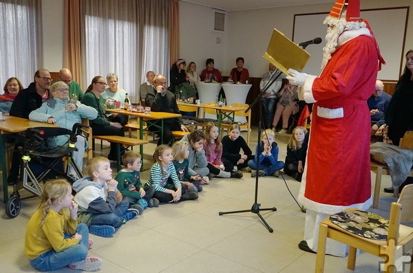 Als Nikolaus bescherte Karnevalistenchef Albert Meyer die „Pänz“ unter anderem mit Schokoladen-Weihnachtsmännern, die „Mechernich aktiv“ gestiftet hatte. Foto: Carina Milz/pp/Agentur ProfiPress