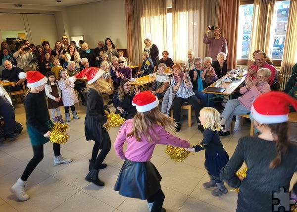 Ausgelassen tanzten die „Nikolaus-Tänzerinnen“ über das Parkett des Johanneshauses, die Zuschauer des zweiten Mechernicher „Hüttenzaubers“ waren begeistert. Foto: Manfred Lang/pp/Agentur ProfiPress