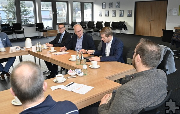 Bürgermeister Dr. Schick (m.) und Landrat Ramers (2. v. r.) freuten sich sehr über das Projekt. Foto: Henri Grüger/pp/Agentur ProfiPress