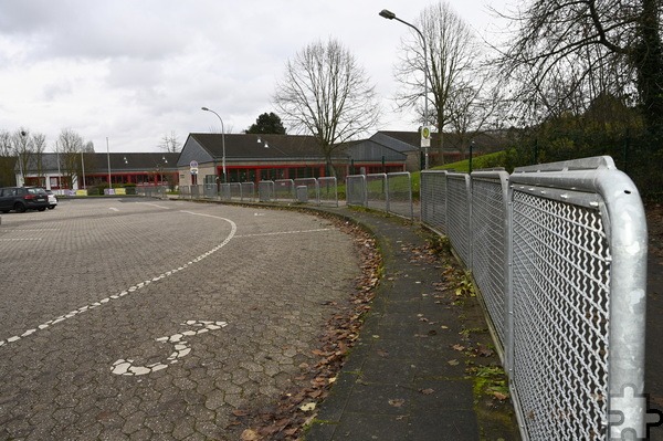 Die Sanierung und den barrierefreien Umbau der zehn Bushaltestellen des Grundschulparkplatzes fördert „GoRheinland“ zu 90 Prozent. Entstehen sollen hier auch 40 neue Parkplätze. Foto: Henri Grüger/pp/Agentur ProfiPress