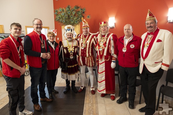 Gruppenbild nach Ordenstausch: Til Voß (v.l.), Rolf Klöcker, Edeltraud Engelen, Bauer Werner, Prinz Joachim I., Jungfrau Johanna, Sascha Suikerland und Albert Meyer. Foto: Ronald Larmann/pp/Agentur ProfiPress