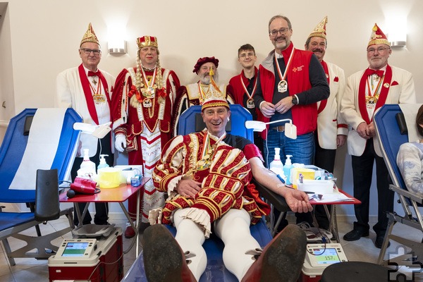 Gute Laune auf der Liege: Prinz Joachim I. (Vossel) umringt von Jungfrau Johanna, Bauer Werner, seinem Gefolge und von DRK-Kreisgeschäftsführer Rolf Klöcker (vorne) sowie Blutspende-Organisator Til Voß. Foto: Ronald Larmann/pp/Agentur ProfiPress