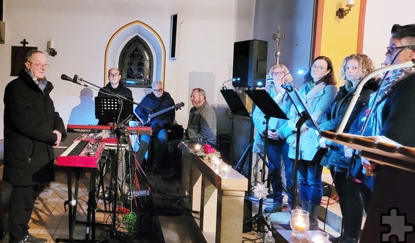 Der Musiker Rainer Pütz (l.) und ein Teil seines Ensembles „Rainer Wahnsinn“ gaben singend Tipps für ein gelingendes Leben, das in sich, durch andere und bei Gott seinen Rückhalt findet. Foto: Sabine Roggendorf/pp/Agentur ProfiPress