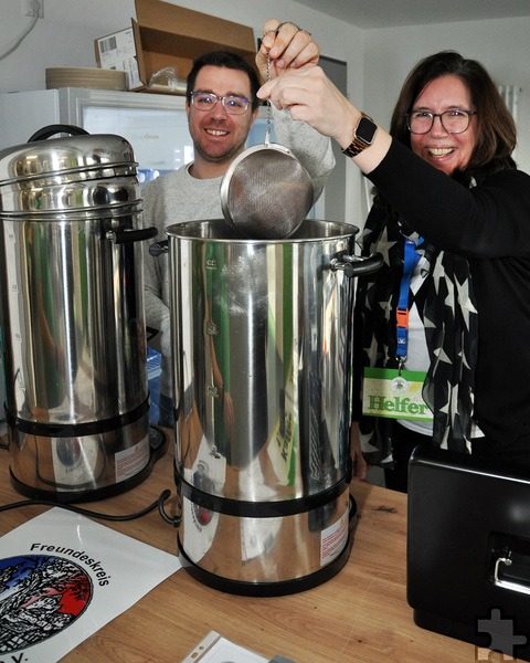 Originalen französischen Rot- und Weißwein-Punsch für den guten Zweck bot der Freundeskreis Mechernich-Nyons an. Foto: Reiner Züll/pp/Agentur ProfiPress