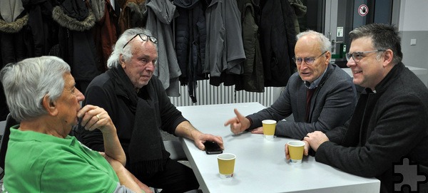 Sie freuten sich über den frühen Andrang zur Typisierungsaktion. Von links: Willi Greuel und Helmut Lanio (Hilfsgruppe Eifel), Bürgermeister Dr. Hans-Peter Schick und Pfarrer Andreas Züll.  Foto: Reiner Züll/pp/Agentur ProfiPress