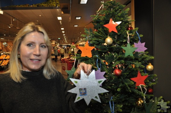 Um ihre Weihnachtswünsche mitzuteilen, haben die Kinder der Jugendeinrichtung Sterne gebastelt, die im Baum platziert worden sind. Foto: Reiner Züll/pp/Agentur ProfiPress