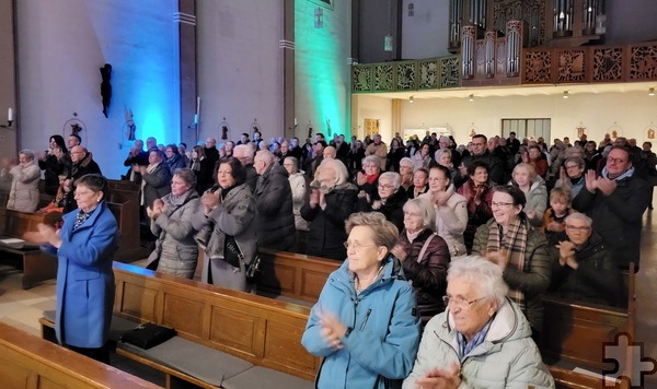 Stimmungsvoll begann das diesjährige Advents- und Weihnachtskonzert des Mechernicher Bergmanns-Traditionsorchesters von 1870, es endete mit stehenden Ovationen. Große Sympathien schlugen den zum Teil noch jungen Holz- und Blechinstrumentalisten, ihrem derzeitigen Dirigenten Klein und Schlagzeuger Frank Weiermann entgegen. Foto: Manfred Lang/pp/Agentur ProfiPress