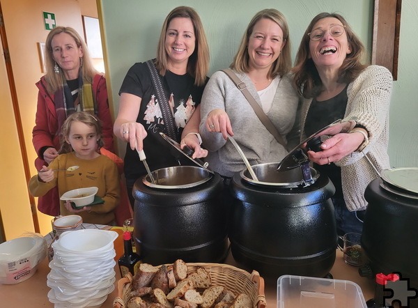 In der Suppenküche standen (v.r.) Susanne Schmitz, Carina Schneider und Bianca Nauenheim. Gekocht hatten Klaus Hamecher und Lissy Pilney. Foto: Manfred Lang/pp/Agentur ProfiPress