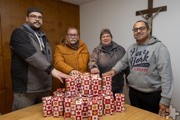 Bei der Communio in Christo konnte Tilj Puthenveettil (v.r.), Sekretär des Generalsuperiors, 50 Pfund Kaffee an die Tafel-Crew Marina Bouß, Wolfgang Weilerswist und Tim Achnitz übergeben. Foto: Ronald Larmann/pp/Agentur ProfiPress