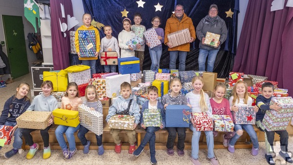 Tafel-Chef Wolfgang Weilerswist und seine Kollegin Marina Bouß freuten sich über die tolle Unterstützung der Lückerather Grundschul-Kinder. Foto: Ronald Larmann/pp/Agentur ProfiPress