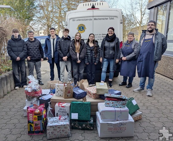 Tim Achnitz, Marina Bouß und die stellvertretende Tafel-Chefin Manuela Pütz holten 30 Pakete an der Gesamtschule ab, 3.v.l. Klassenlehrer Dennis Schwinnen, der die Aktion mit seiner Klasse 10a organisiert hatte. Foto: Sheryl Bauchwitz/pp/Agentur ProfiPress