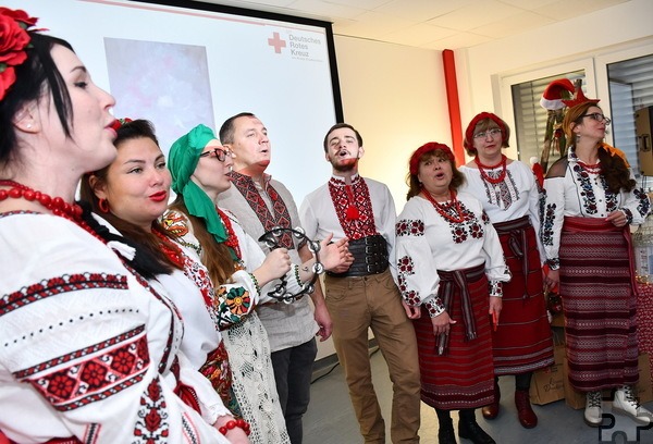 Musikalisch eingerahmt wurden Referate und Talkrunde vom ukrainischen Chor „Sgarda“, der mit dem Weihnachtslied „Nova radist’ stala“ („Die Freude ist gekommen“) begann und mit „Dobry vechir tobi, pane hospodar“, einem Gute-Wünsche-Lied, abschloss. Foto: Manfred Lang/pp/Agentur ProfiPress