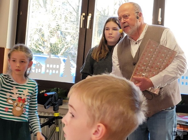 Das „Dreamteam“ der diesjährigen Talente-Verlosung mit „Glücksfee“ Lena Simon (m.), Geschenkebotin Nele und „Ussklöpper“ und Marktschreier Diakon Manni Lang. Foto: Carina Milz/pp/Agentur ProfiPress