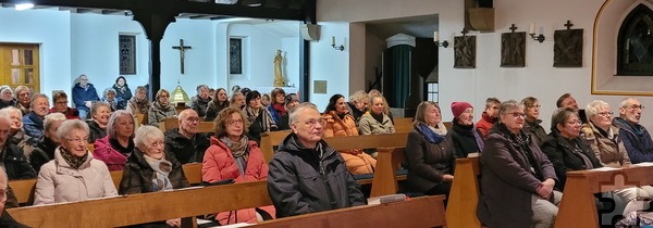 Gut besetzte Kirchenbänke, tolle Musik, einfühlsame Texte und am  Ende auch noch stehende Ovationen gab es beim adventlichen „Mutmach-Gottesdienst“ in St. Margaretha in Vussem. Foto: Sabine Roggendorf/pp/Agentur ProfiPress