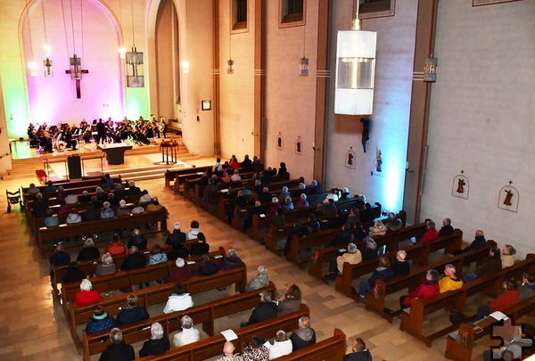 Von der Orgelempore herab ein Blick ins abgedunkelte und von bunten Scheinwerfern ausgeleuchtete Kirchenschiff der Pfarrkirche St. Johannes Baptist in Mechernich. Foto: Manfred Lang/pp/Agentur ProfiPress