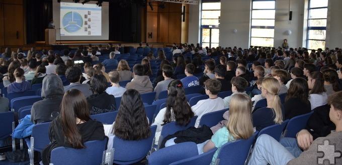 Prof. Dr. Johannes Steinhaus referierte im Mechernicher Gymnasium Am Turmhof zum Thema „Ozean-Plastik: Wo kommt es her? Und was passiert damit?“ Foto: Andreas Maikranz/GAT/pp/Agentur ProfiPress