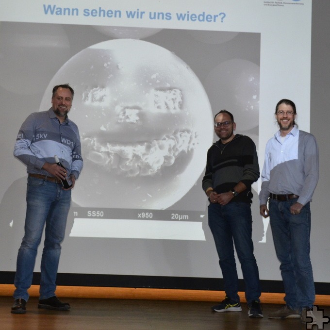 Standen zum Abschluss glücklich zusammen: (v. l.) Prof. Dr. Johannes Steinhaus, MINT-Koordinator Andreas Maikranz und Biologie-Lehrer Alexander Schreiber. Foto: Simon Hück/GAT/pp/Agentur ProfiPress