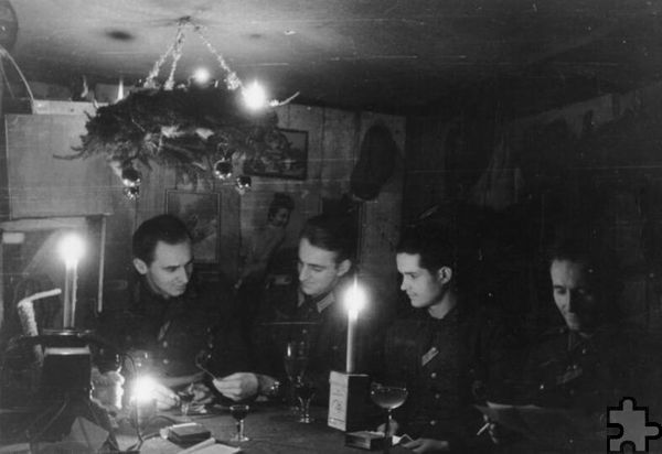 Vorweihnachtszeit im Bunker im Dezember 1944. An diese Kriegsweihnacht erinnert sich Dieter Bertram aus Lorbach, der damals neun Jahre alt war. Foto: Bundesarchiv, Bild 183-2004-0123-501 / CC-BY-SA 3.0, CC BY-SA 3.0 DE 