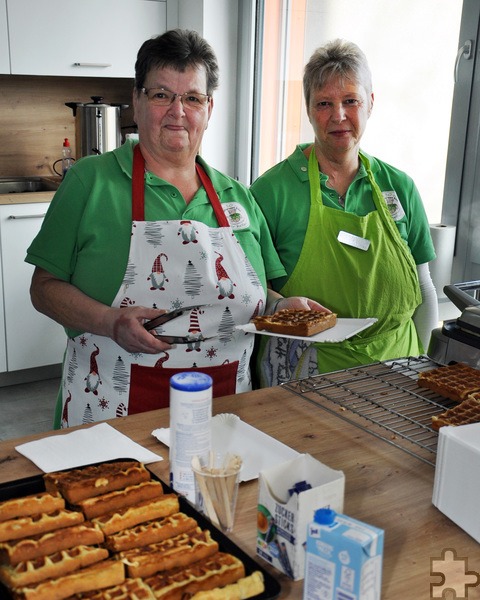 Die Hilfsgruppe Eifel, hier mit Bettina Beul (links) und Kerstin Tampier, sorgte mit einem Waffelstand für das leibliche Wohl der Besucher. Foto: Reiner Züll/pp/Agentur ProfiPress