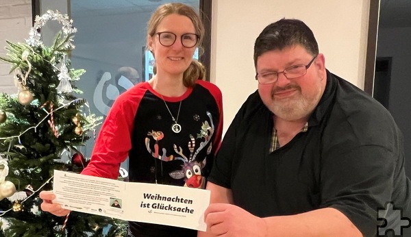 Am 13. Dezember war die Aktion „Weihnachten ist Glückssache“  bei der Lebenshilfe in Euskirchen zu Gast. Claudia Rapp (l.), Leiterin offene Hilfen bei der Lebenshilfe Kreisvereinigung, und ihr Team unterstützen  Initiator Klaus Berg (r.) bei der Durchführung. Am 24. und 25. Dezember lädt Berg ins Alte Casino in Euskirchen ein. Foto: Frederik Scholl/WoSpie/pp/Agentur ProfiPress