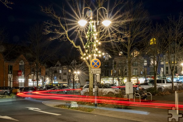 In der Weihnachtszeit strahlen Straßenlaternen und Weihnachtsbäume in der Mechernicher Innenstadt um die Wette. Finanziert wird das aus Spenden der ansässigen Geschäftsleute. Foto: Ronald Larmann/pp/Agentur ProfiPress